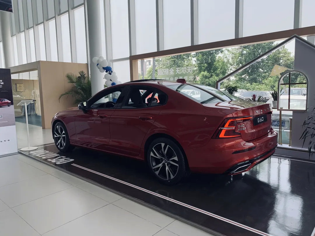 30万买最强前驱豪车?到店对比沃尔沃S60/奥迪A4L