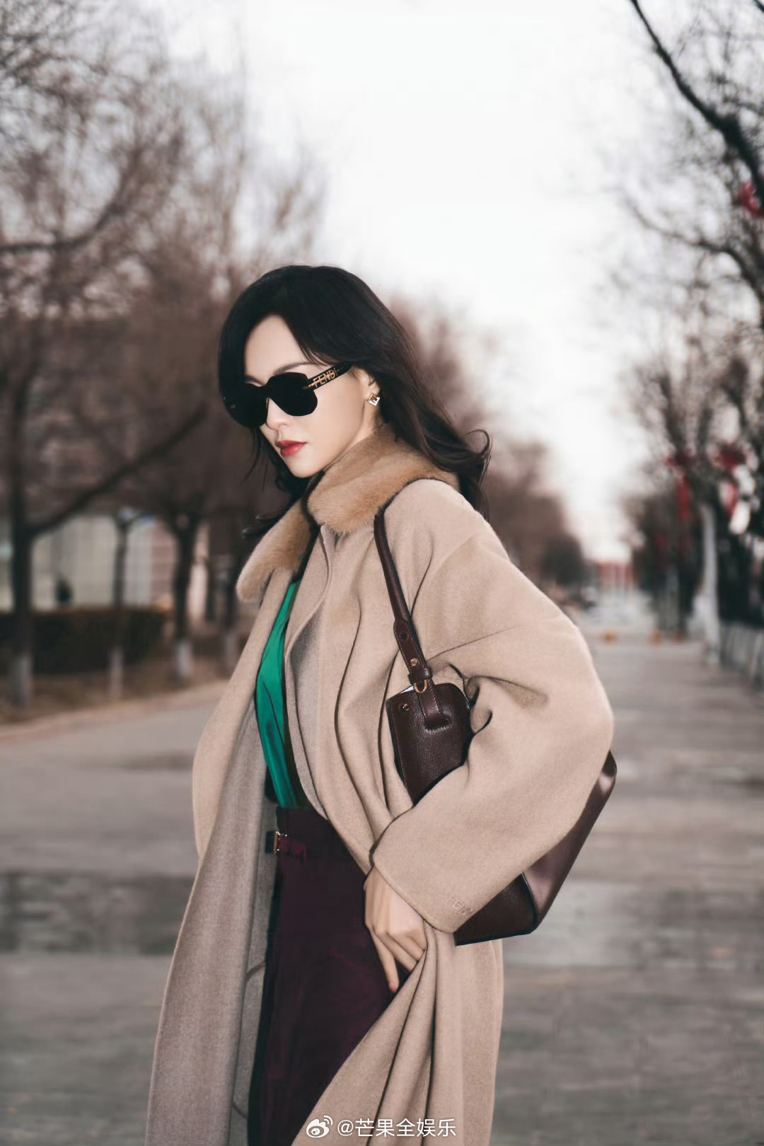 唐嫣米兰时装周再现标志性粗直一字眉