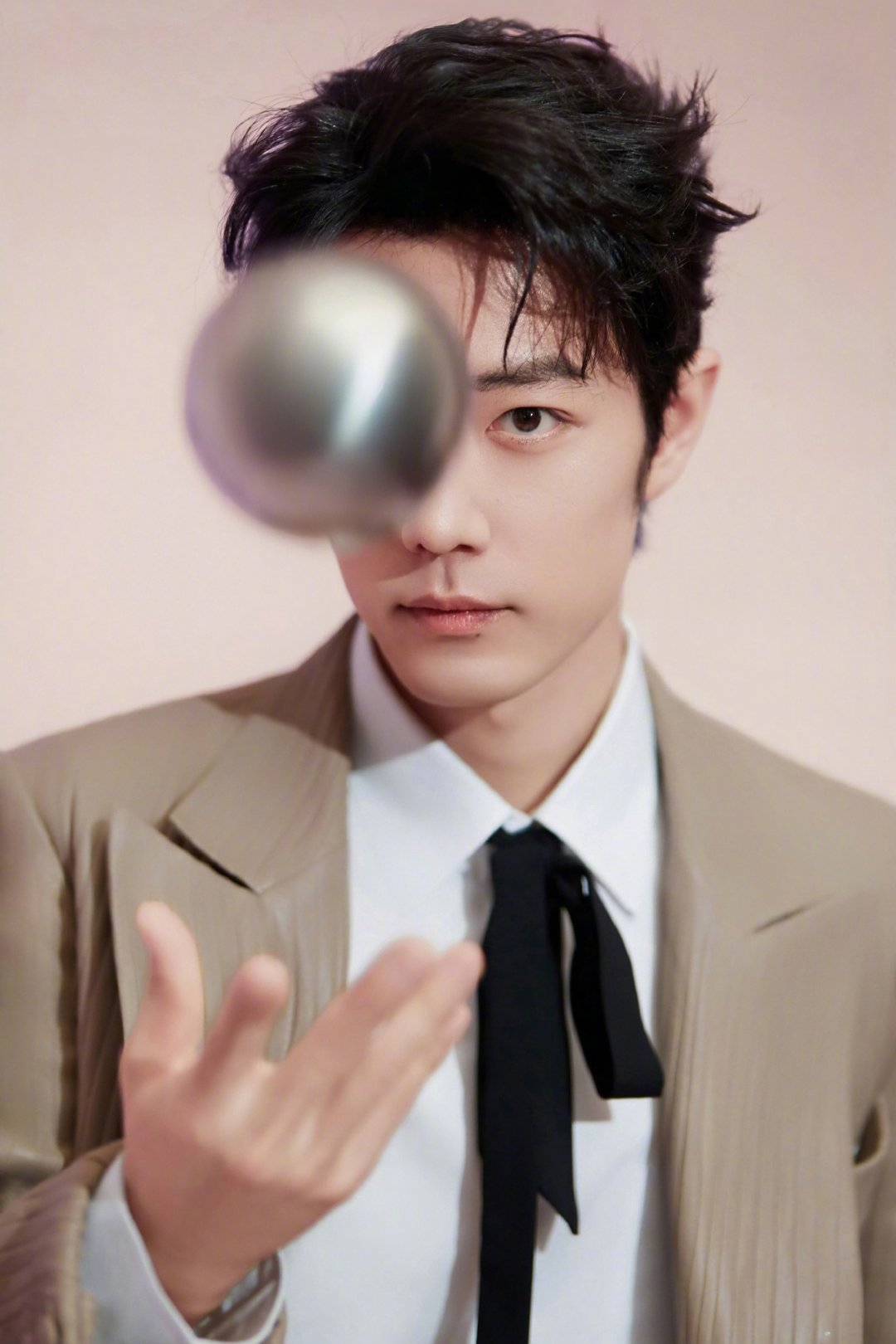 肖战亮相品质盛典红毯，藏海传角色引热议