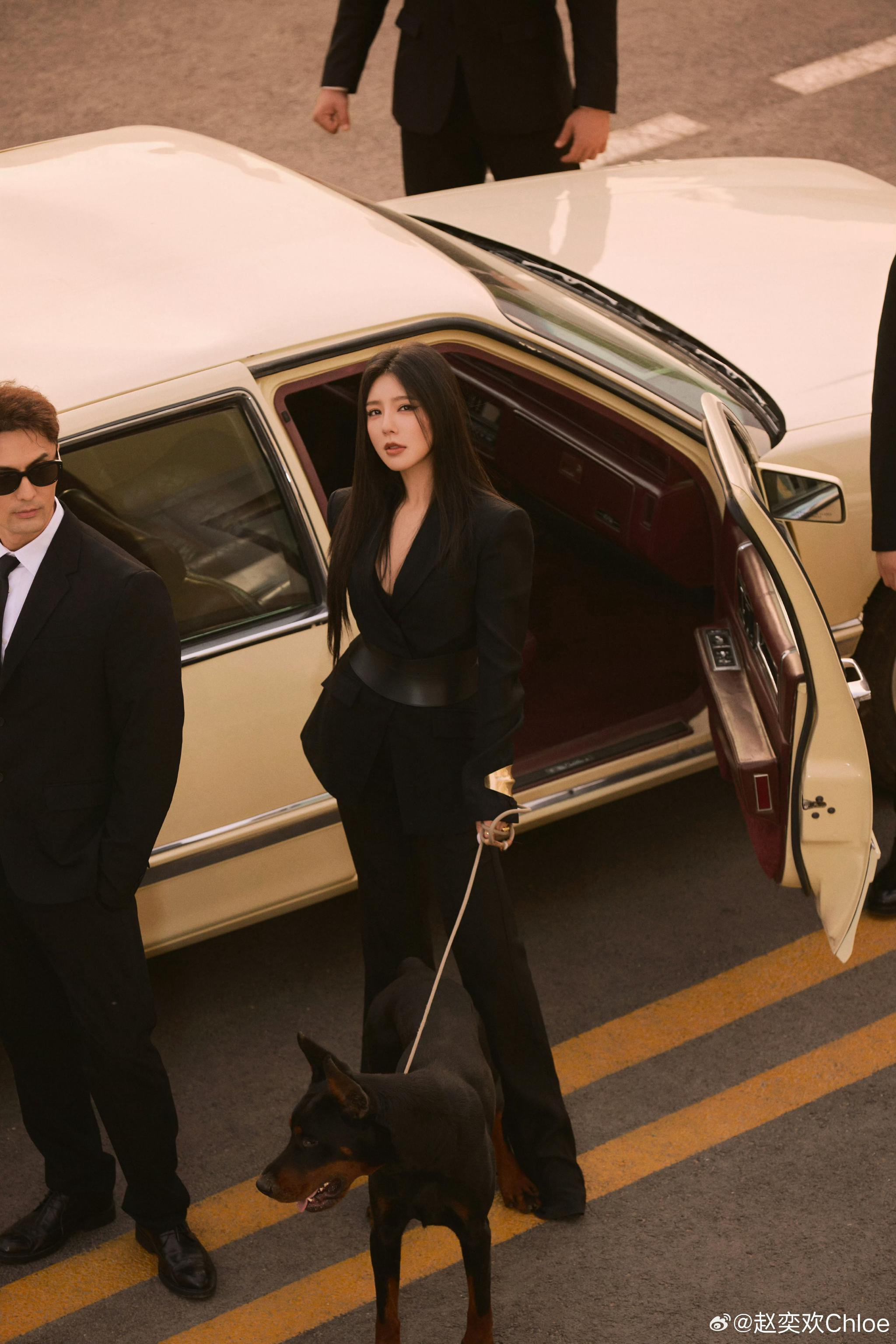 黑衣人的大姐大原来是赵奕欢啊，黑西装长直发中分猫眼线，好飒！