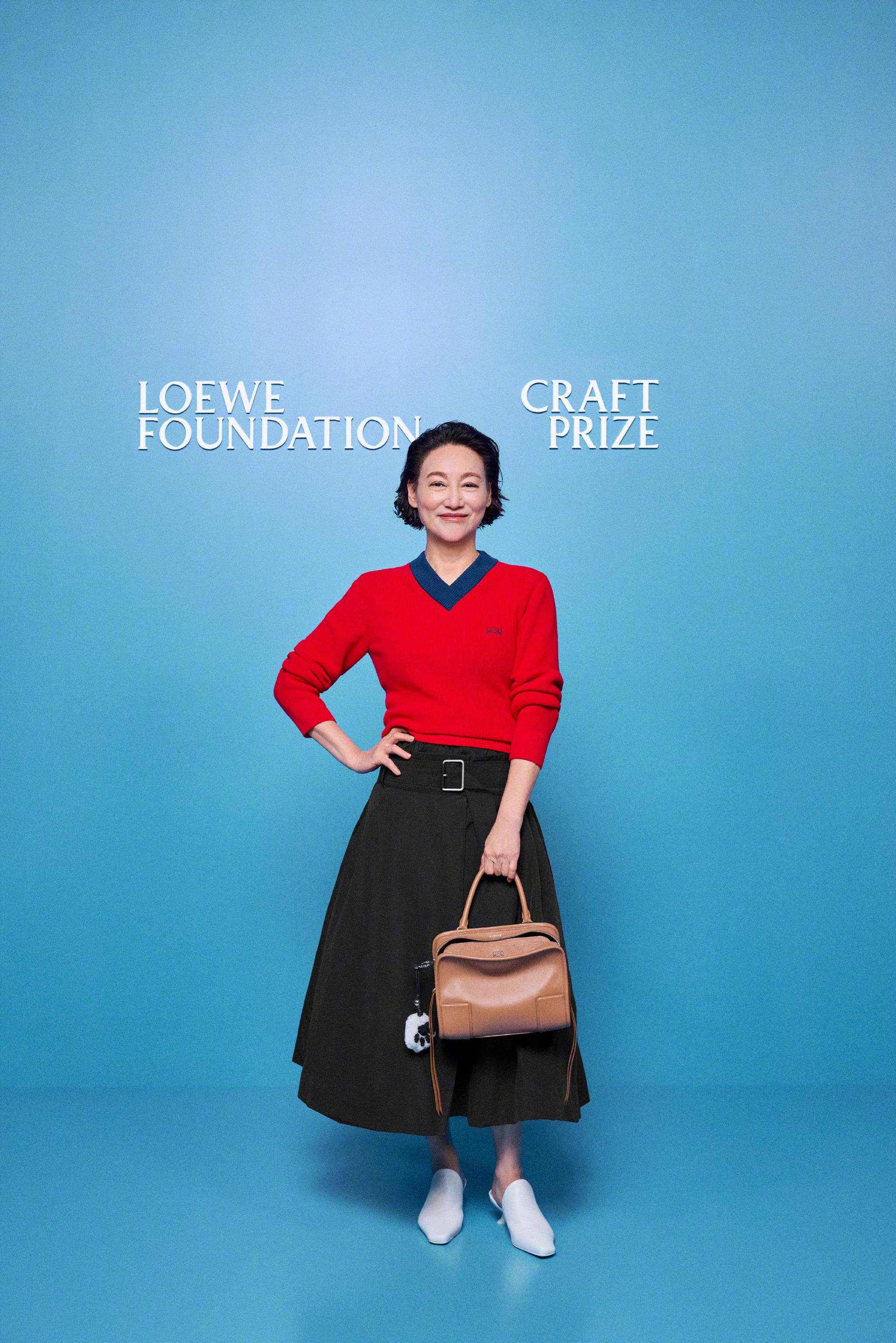 LOEWE品牌代言人惠英红身着2026早秋系列搭配以Amazona