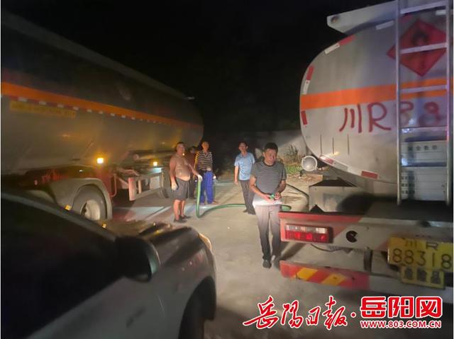 大型油罐车夜晚偷偷向地下储油罐和改装油罐车同时卸油