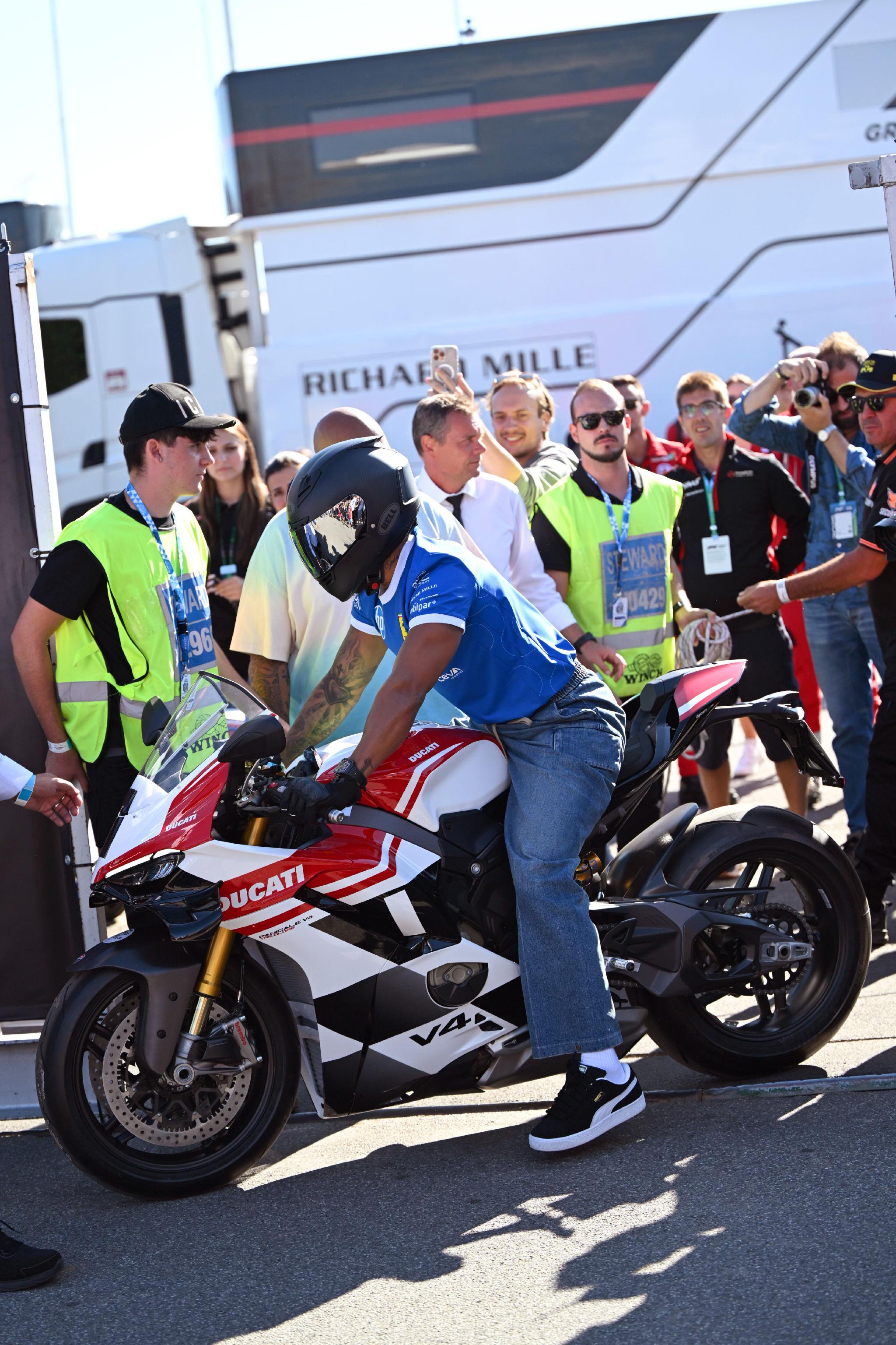 汉密尔顿周六骑杜卡迪抵达围场