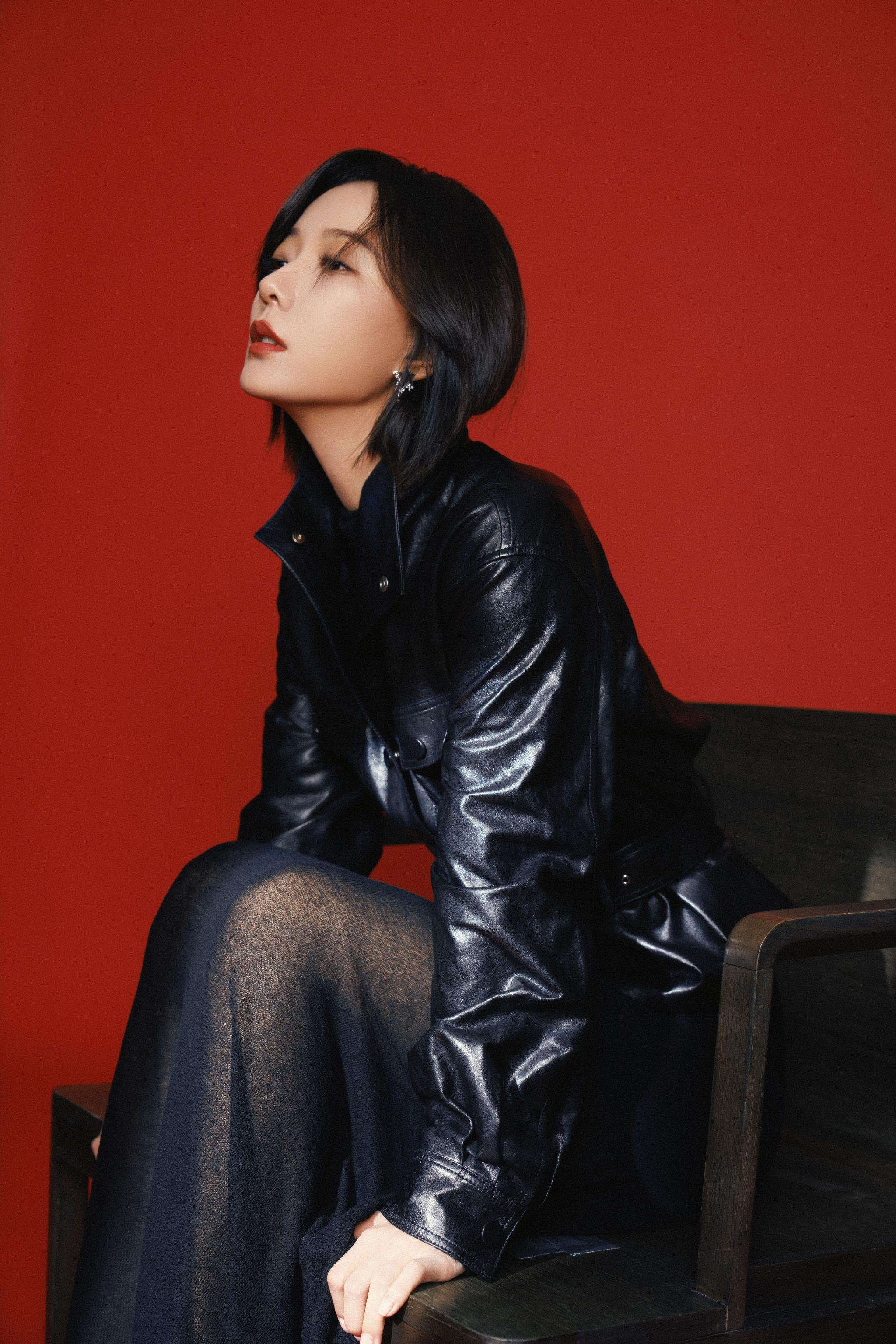 王珞丹黑衣光影演绎时尚真我