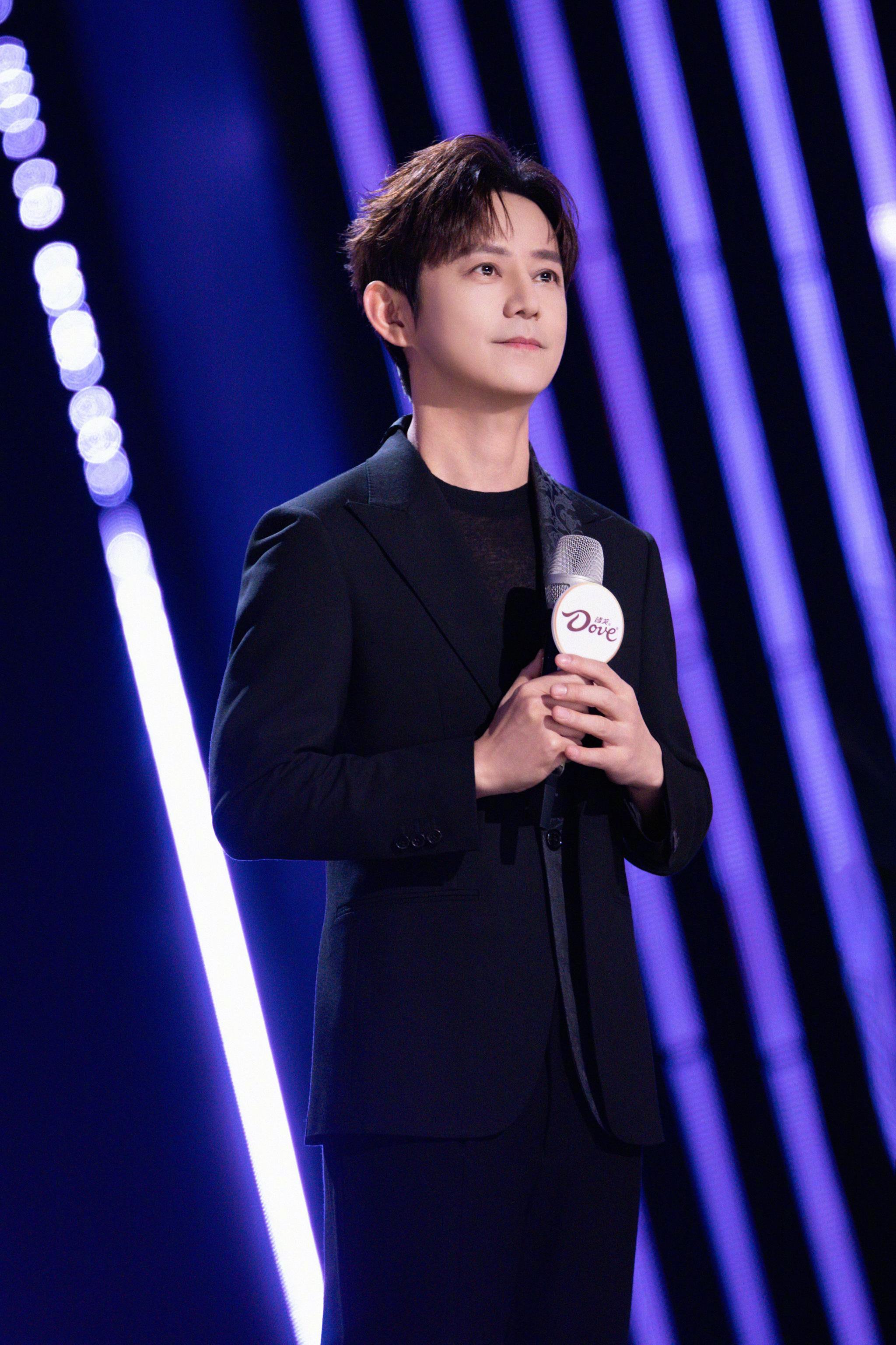 主持人@何炅 用暖心话语消解紧张，让每一份热爱都被妥帖安放