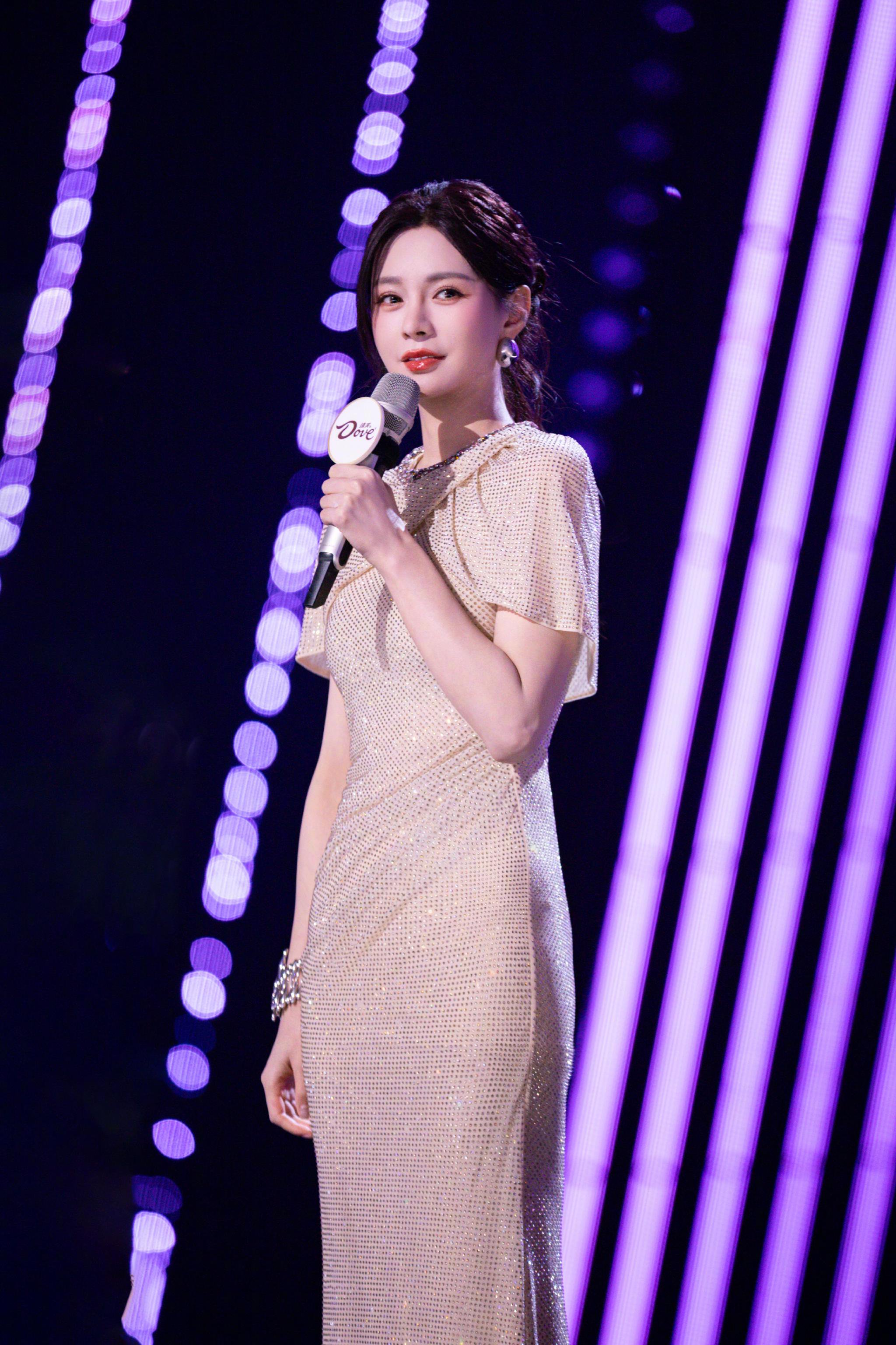 主持人@沈梦辰 用风趣的语言，为紧张的竞技舞台增添一抹亮色