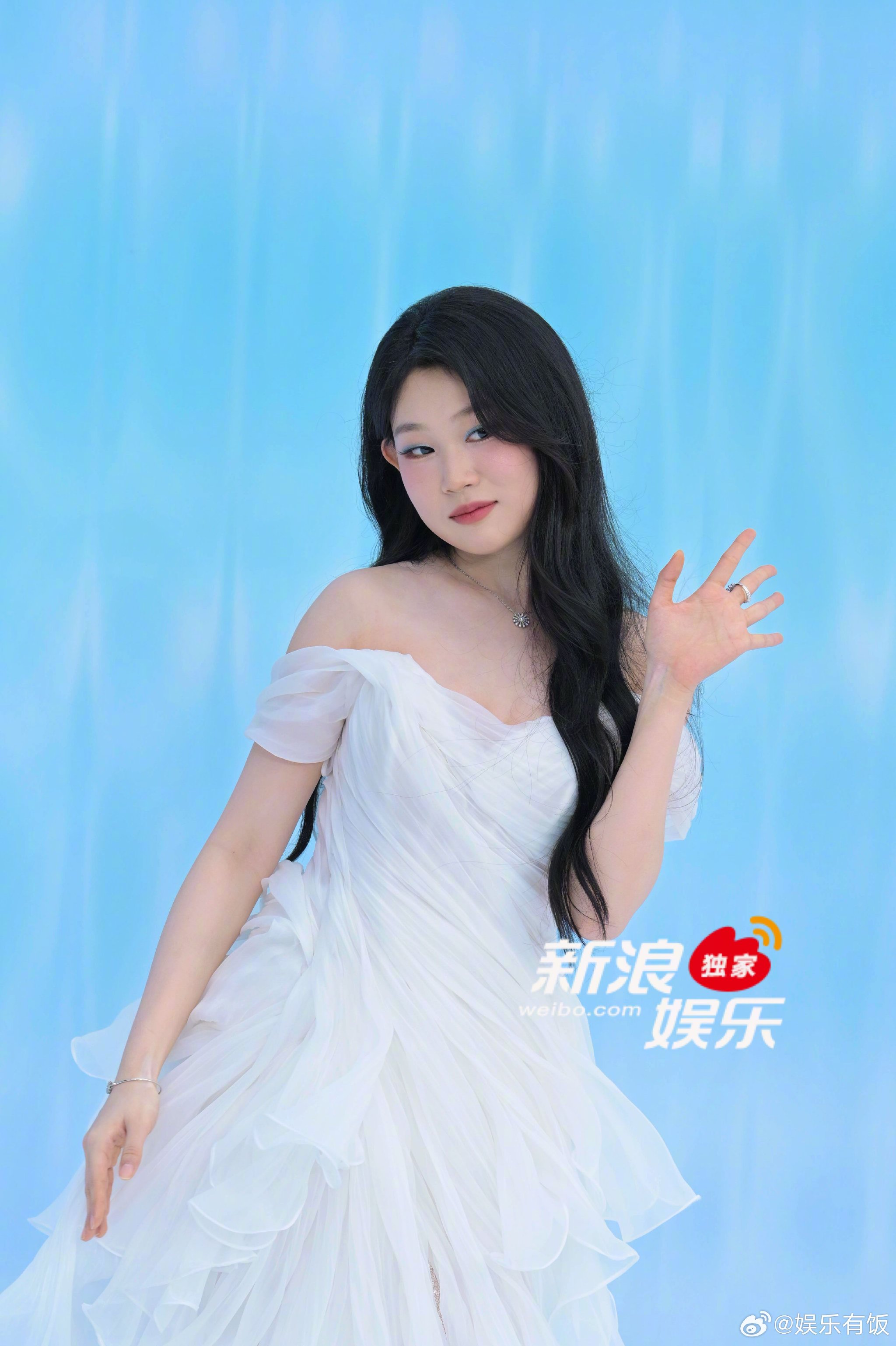 沈佳润红毯亮相如迪士尼公主