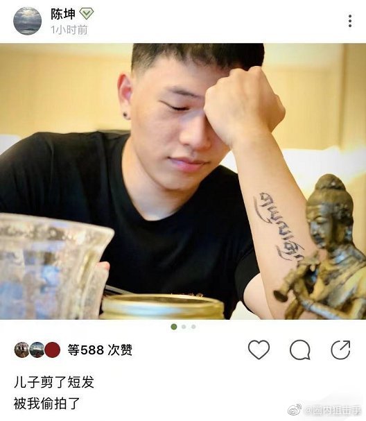 陈坤晒出19岁儿子陈尊佑近照配文儿子剪了短发