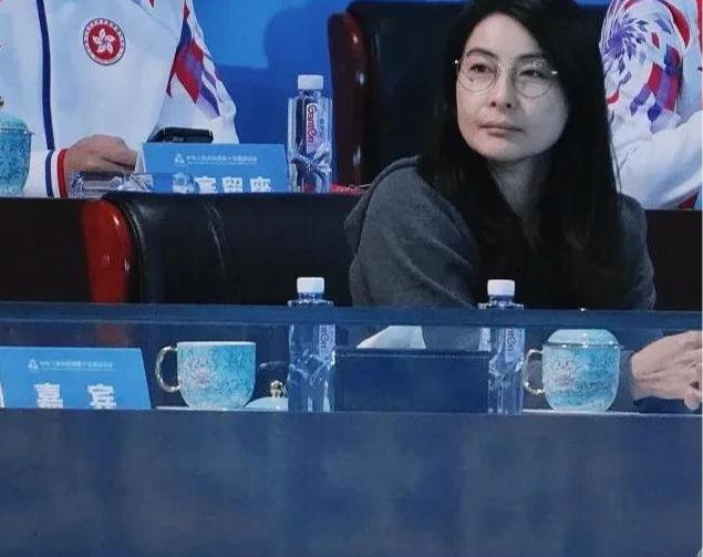 郭晶晶霍启刚观战游泳比赛，郭晶晶拿手机拍汪顺，解说口误成焦点