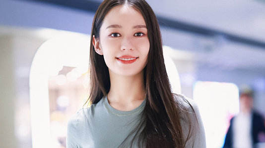 吉娜穿修身上衣身材苗条 对镜头挥手笑容优雅甜美