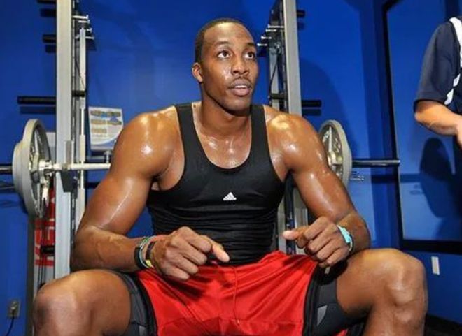 NBA球星德文·布克闪耀赛场以精准投篮和关键得分引领菲尼克斯太阳队走向胜利