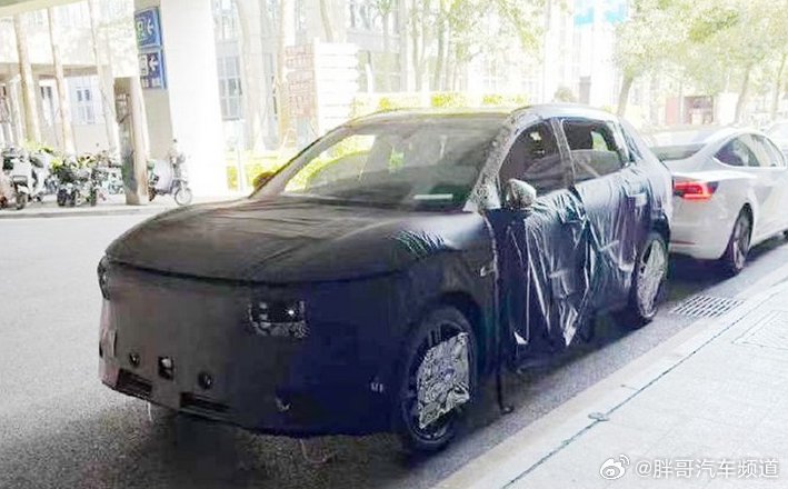 极氪新suv伪装车