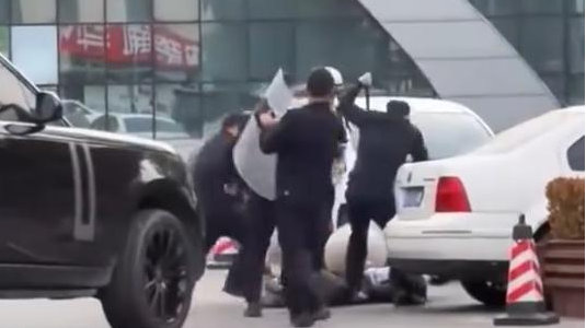 见义勇为应赞美，自我保护也须提：路虎车撞飞持刀男存在法律风险