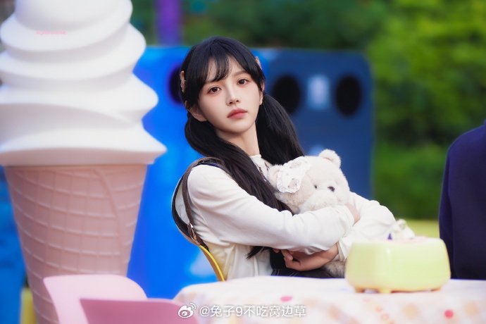 胡一天田曦薇青岛拍《天才女友》！游乐场戏份路透互动超甜，CP 感直接拉满