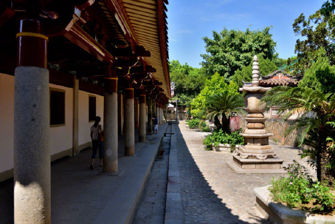 开元寺位于福建省泉州市鲤城区西街