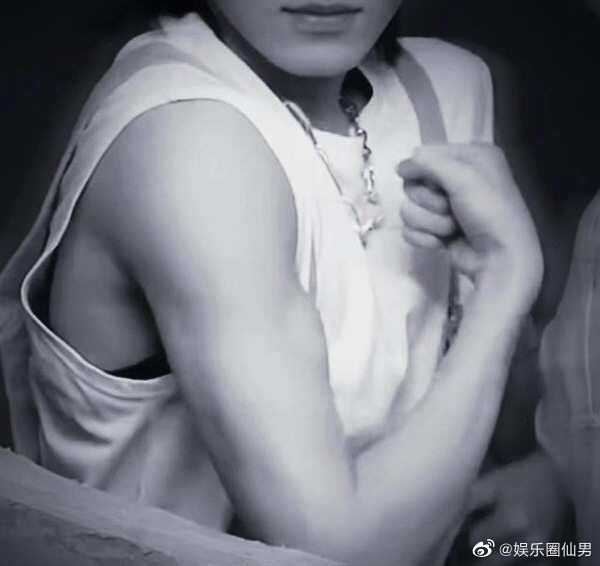 宋亚轩的手臂线条也太完美了吧大臂肌肉线条修长分布均匀