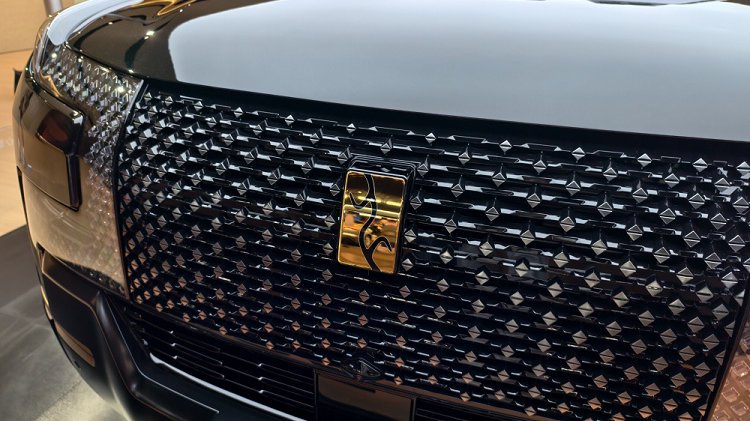 24K金车标、全新配色！2025粤港澳车展，仰望U8L重新定义奢华硬派SUV