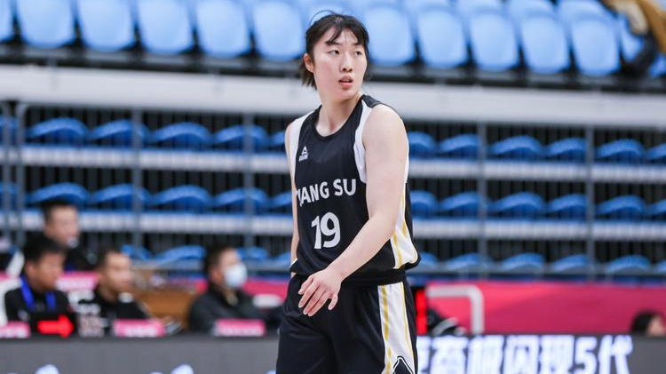 恭喜！中国女篮23岁1米86新版李梦进化：两战轰35分+6记三分