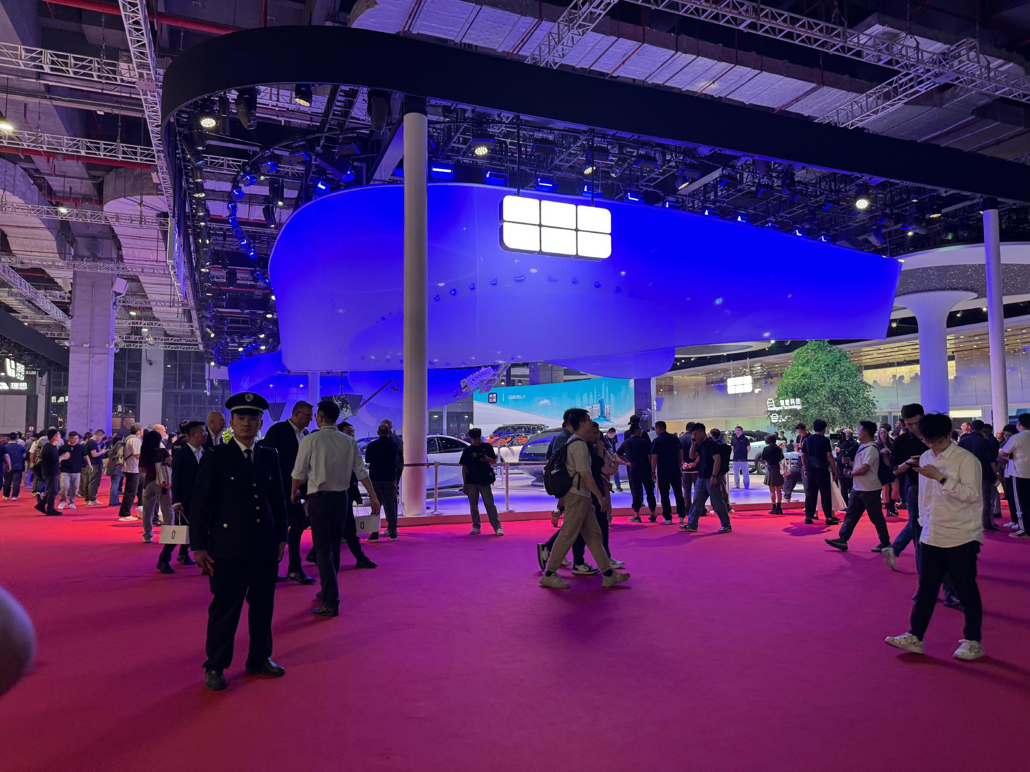 这吉利展台怎么摆了一个蛋？