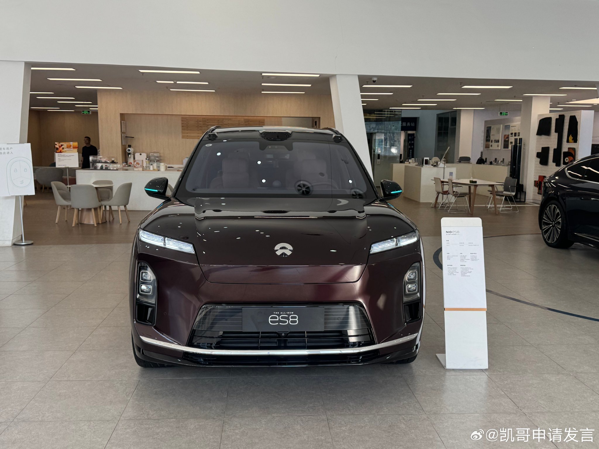 蔚来ES8新车色M42星云红亮相