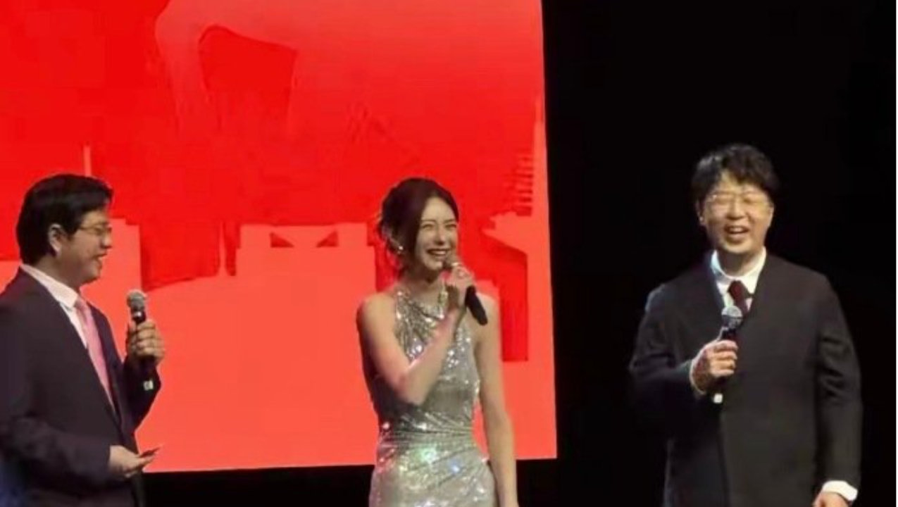 沈梦辰杜海涛合体主持欧洲华人春晚，俩人配合默契，藏不住的恩爱