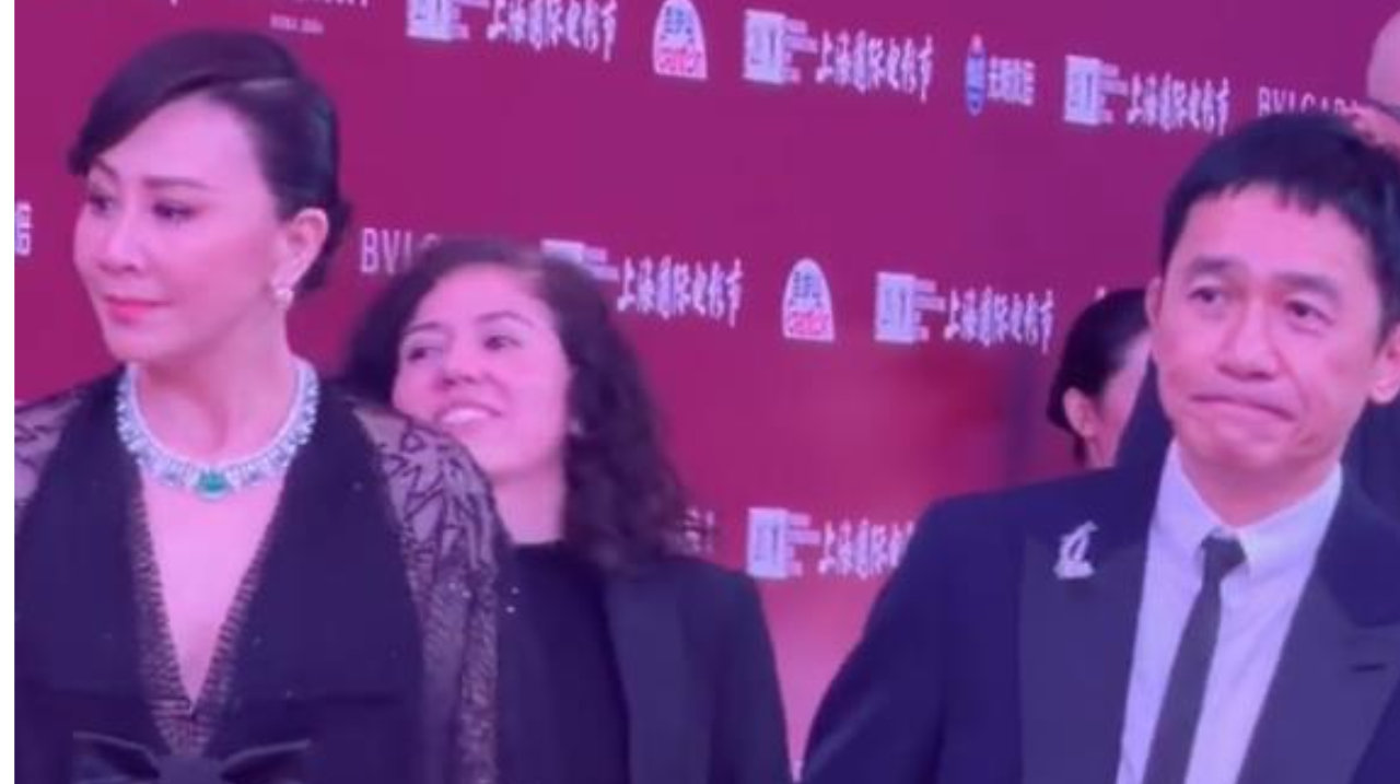 梁朝伟走红毯牵刘嘉玲不撒手，一松开就抠手，这局促感真演不出来