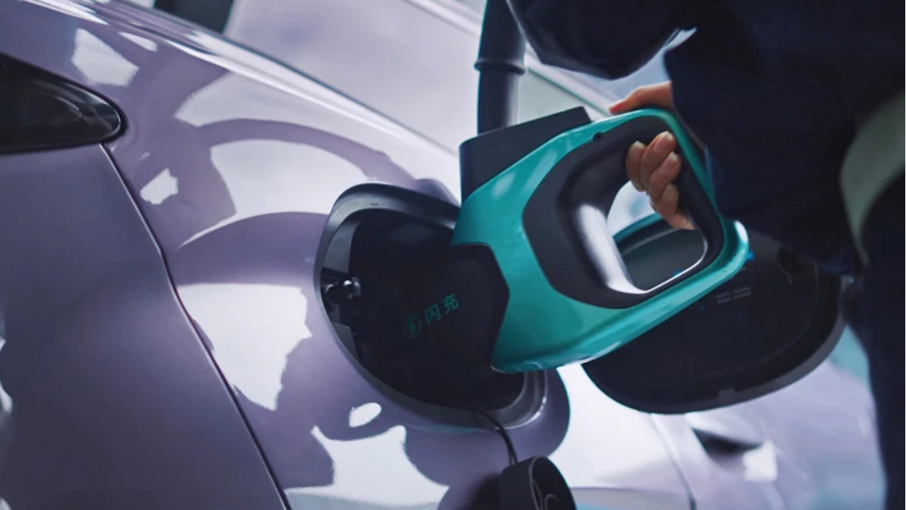 比亚迪开天眼了？“闪充”刚登场就成为油价暴涨的赢家！