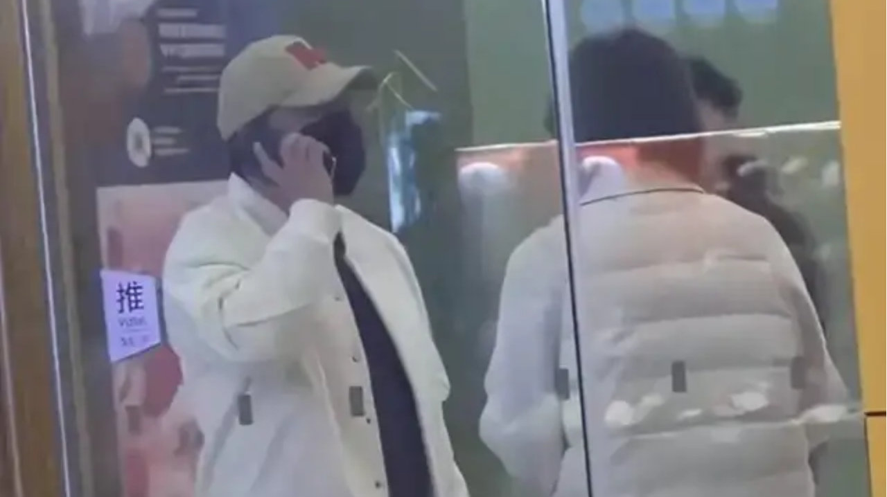 黄渤小欧情侣装逛街，14岁女儿身高快超父母，很活泼，脸型像爸爸