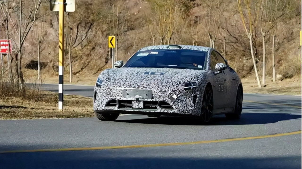 新款SU7全系900V架构，行政版车长增加空间大，涨价2万性价比仍高