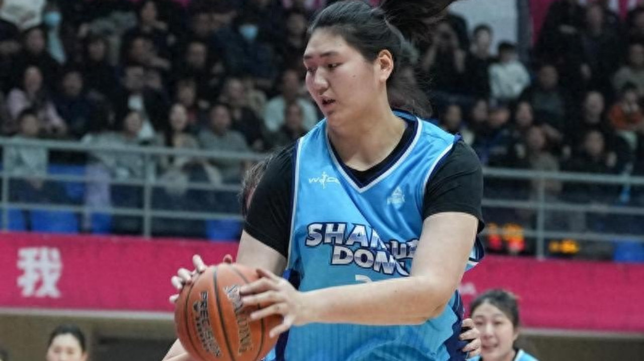 破案了！巨人张子宇为何战江苏被雪藏？球迷不满，侯冰说出原因