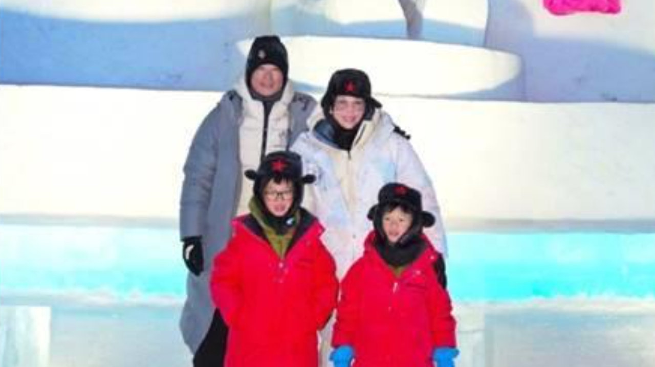 胡杏儿全家哈尔滨抗寒有招，三娃羽绒服包到脚脖子，中年人看了都服气