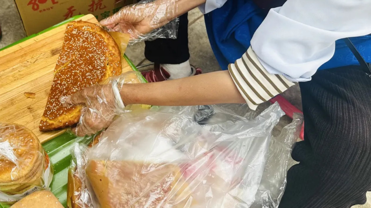 在洱海边发现颗“大弹头”,就位于一堆破旧厂房之间,不知其用途 在洱海边发现颗“大弹头”,就位于一堆破旧厂房之间,不知其用途