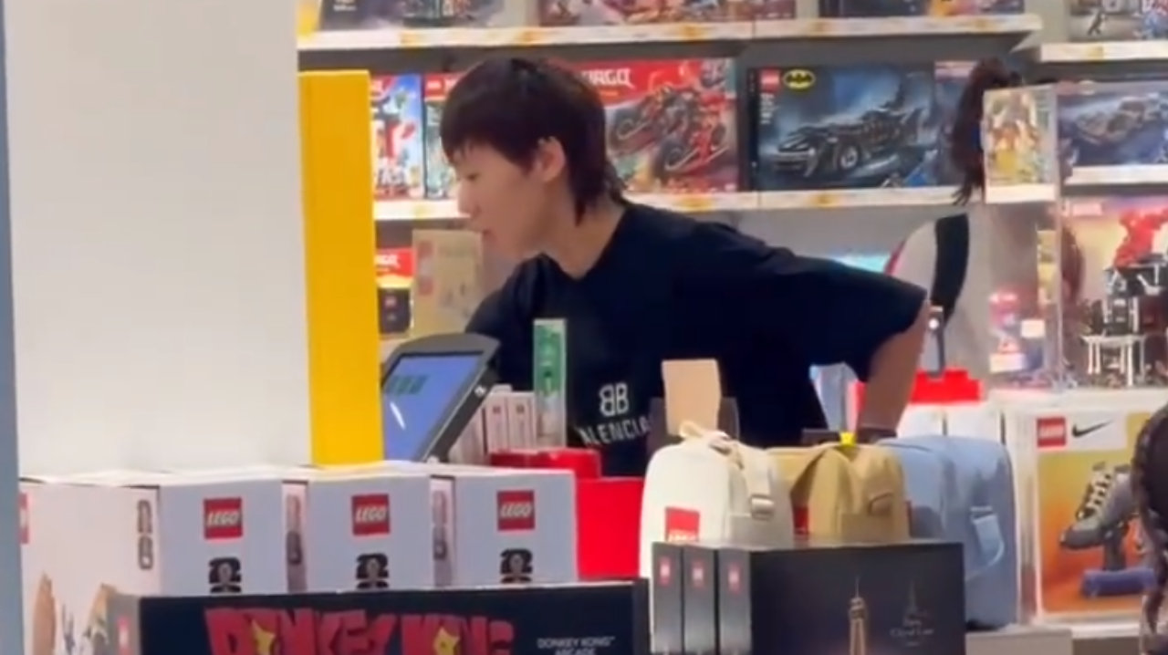 国乒启程返回北京！王曼昱逛乐高店 林诗栋疑似又胖了 王皓为球迷签名