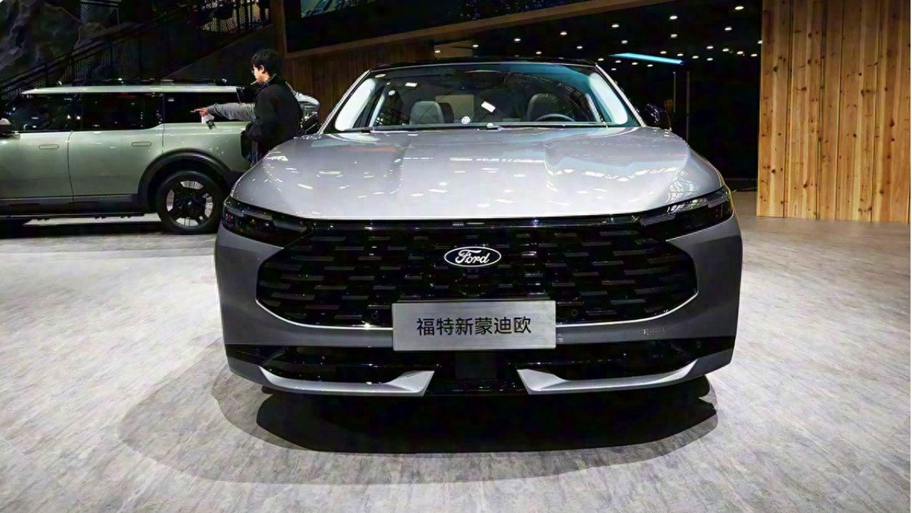 新款福特蒙迪欧正式上市，换装新前脸，车长4935mm，三种动力