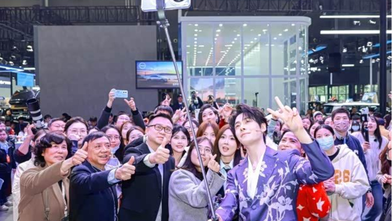 东风日产N6上市10天大定破万 方逸伦亲临为首批车主交付