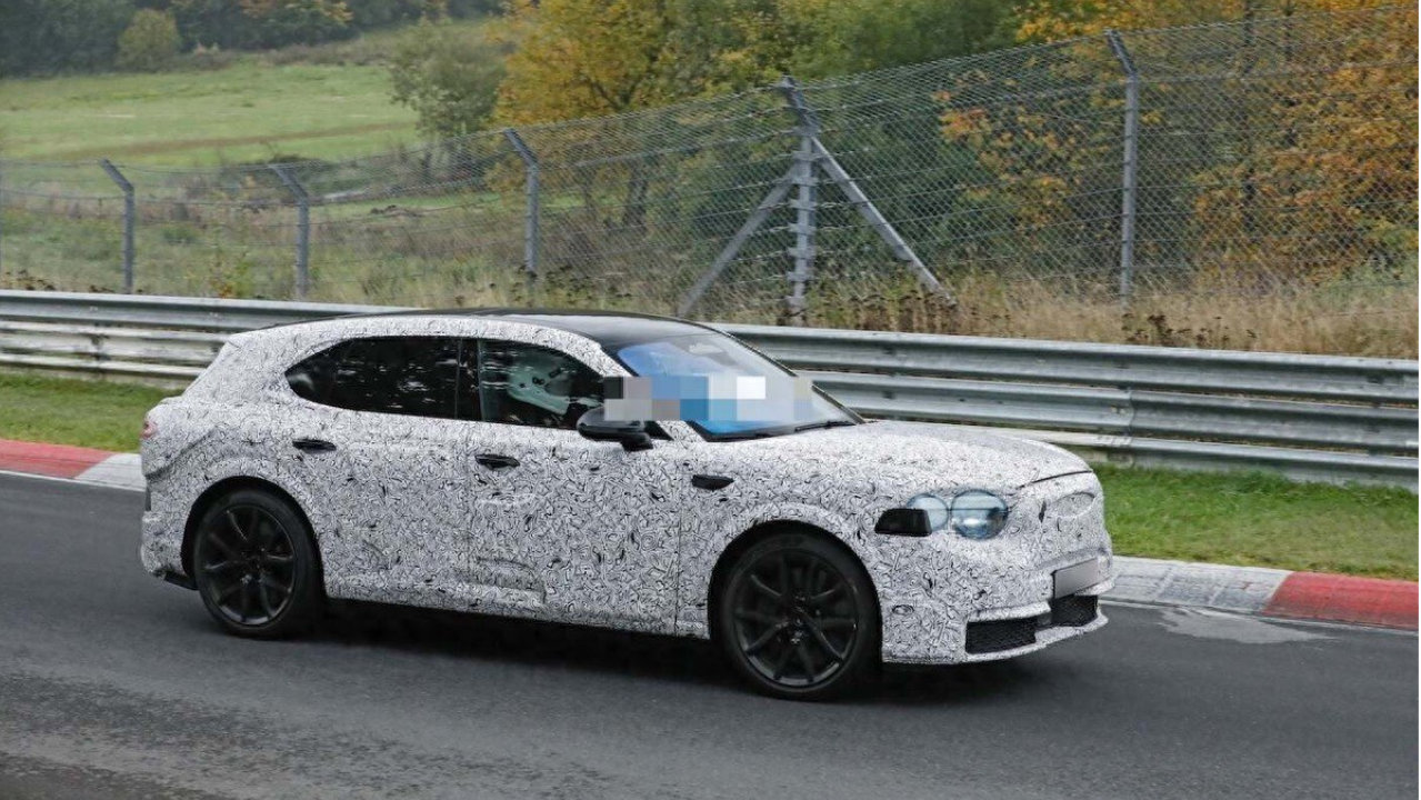 宾利全新纯电SUV路试曝光！配800V快充+三电机，马力可达1155匹