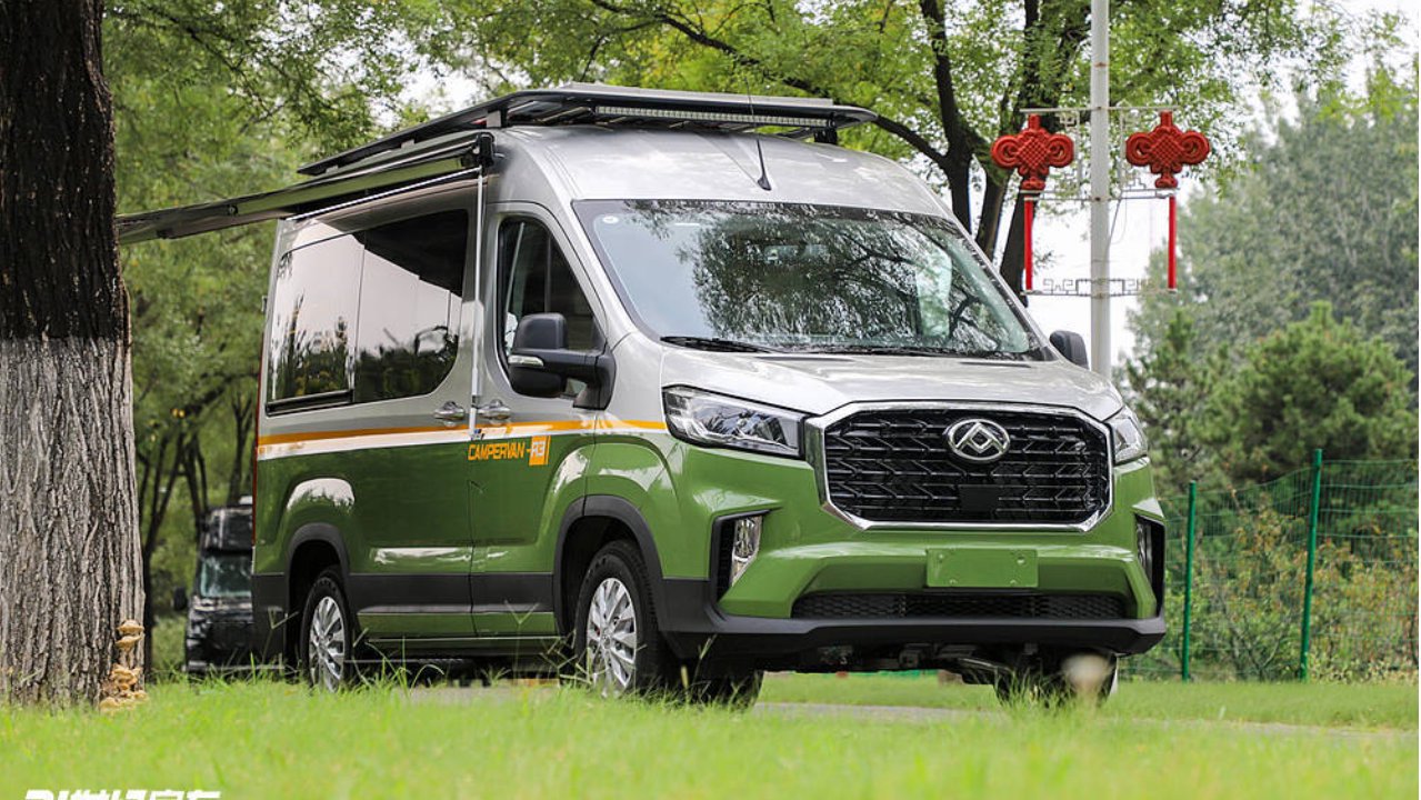 打破沉闷！绿银双拼越界 R3 房车，大通 V90 底盘 + 双厨双床太香了