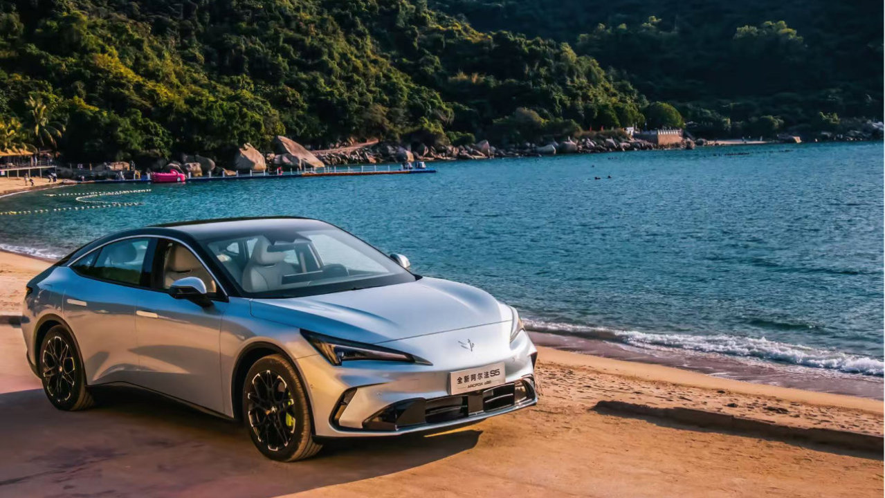 年轻人的第一台轿跑，极狐全新阿尔法S5上市