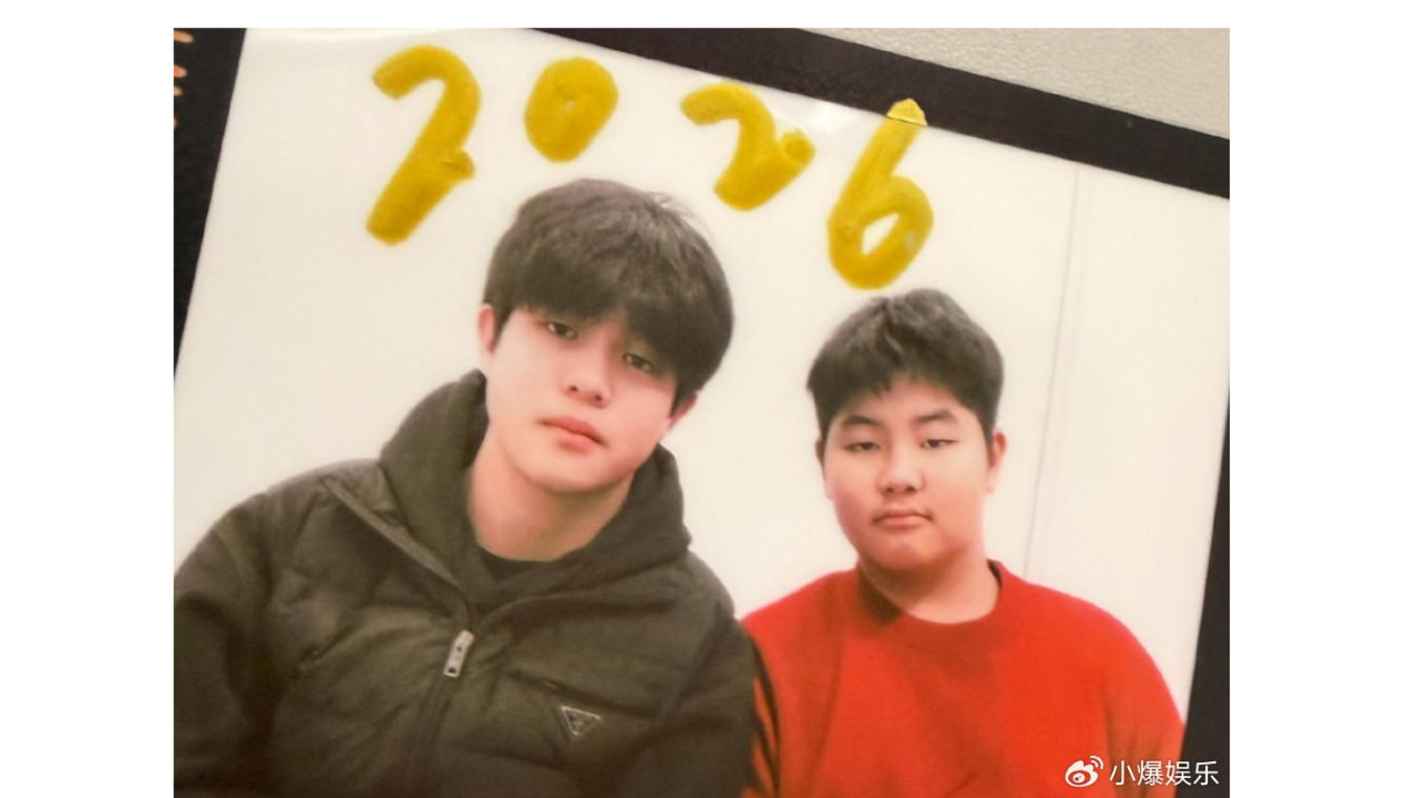 胡可机场接儿子惊呆网友！小鱼儿暴瘦十斤颜值逆袭，安吉签名像爱豆！