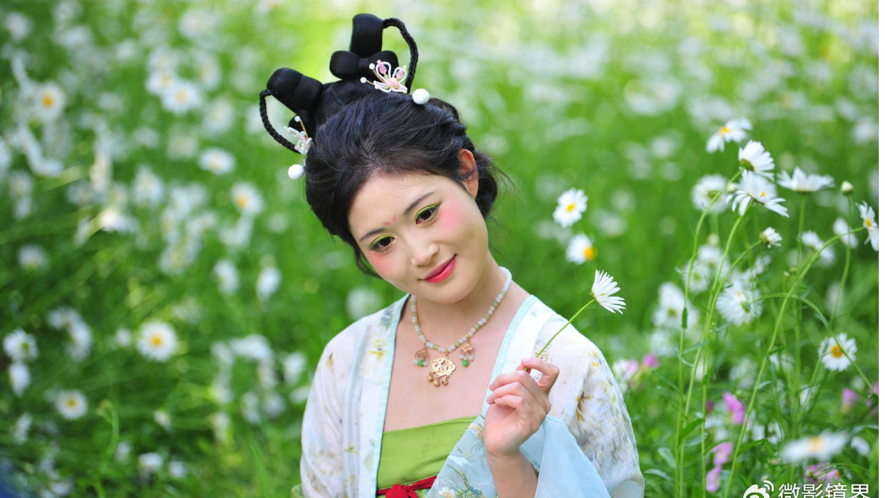 湖北襄阳鱼梁洲：房车露营基地花海里的模特涵涵