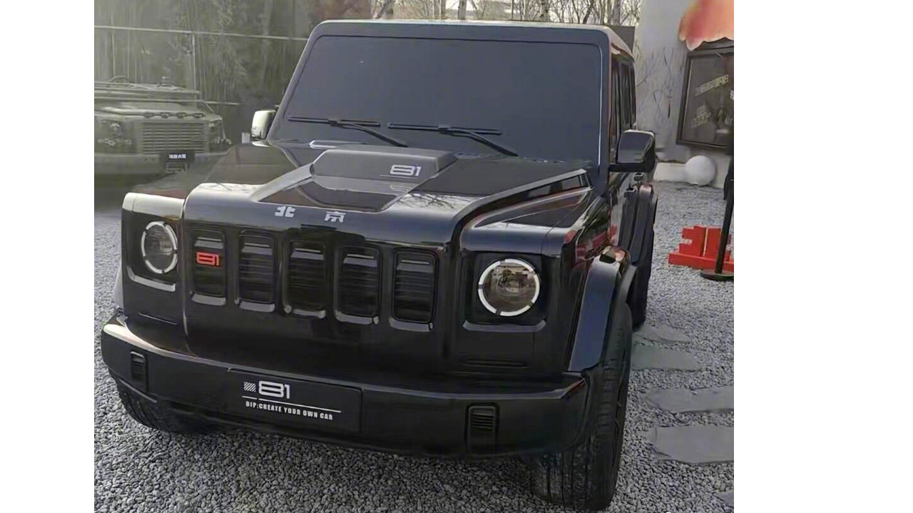 北京越野BJ81曝光，外观很方正硬朗，对开式后尾门+背挂胎