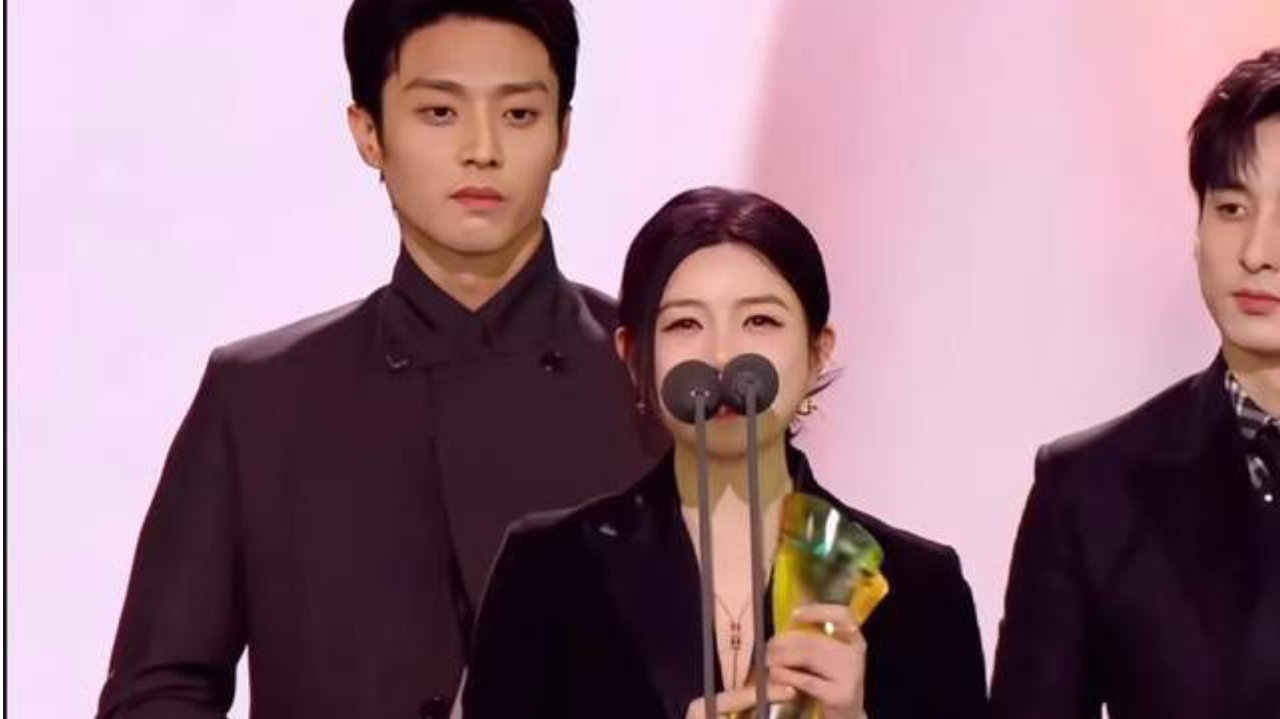 从被冷落到被包围，星光大赏镜头切错人，让全网看见了陈妍希的“红”