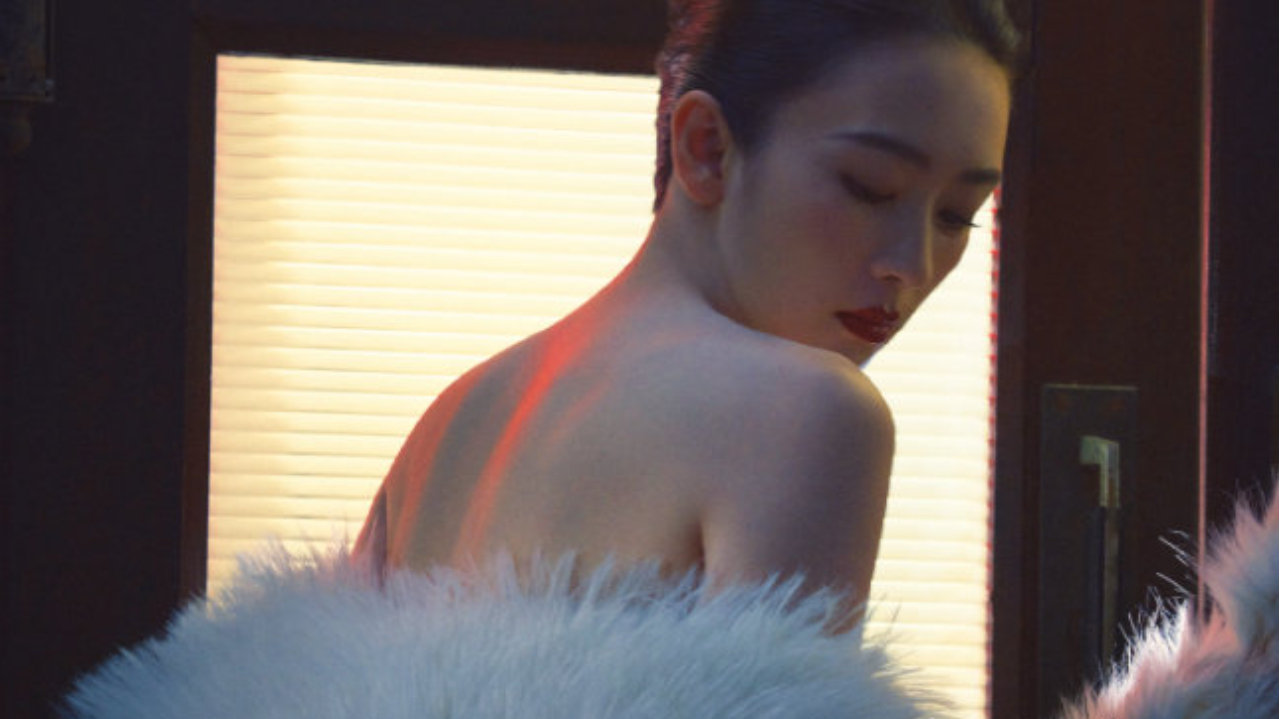 《PUSS PUSS》封面人物童瑶：从容自持间，演绎岁月摩登之美