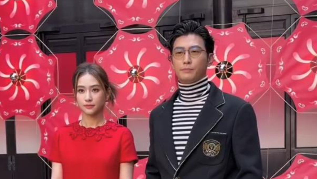 窦骁何超莲出席活动，携手亮相大方牵手离场，打破此前婚变传闻