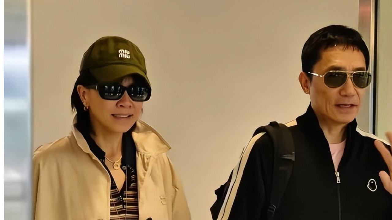 梁朝伟夫妇牵手现身机场，刘嘉玲优雅从容，梁朝伟像个腼腆大男孩