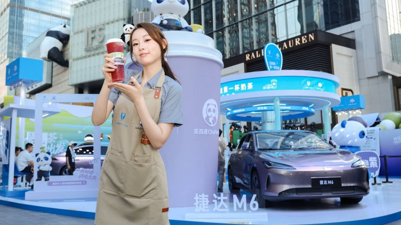 立秋第一杯奶茶配捷达首款电车 捷达M6亮相成都街头 立秋第一杯奶茶配捷达首款电车 捷达M6亮相成都街头