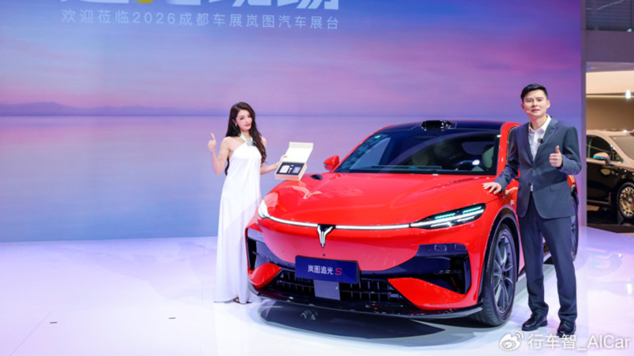 岚图全系登场成都车展，追光S亮出FUV驾控底牌成焦点