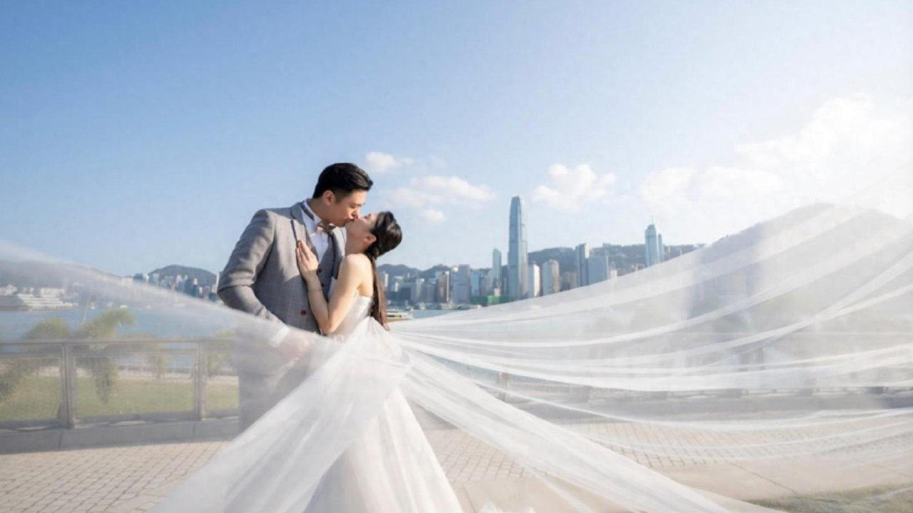 江华33岁儿子宣布将结婚，晒与妻子甜蜜婚照，两人青梅竹马是同学
