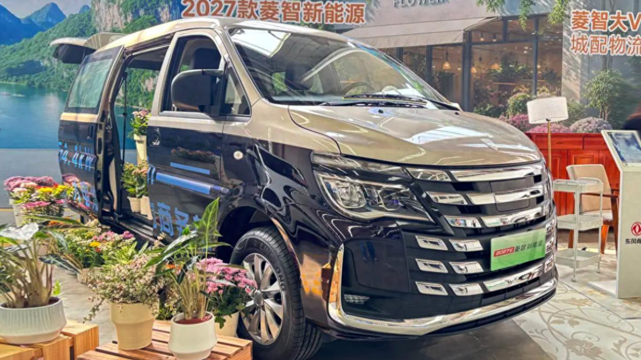 新款东风菱智实车，换装新前脸，外观很霸气，侧滑门，5-9座布局
