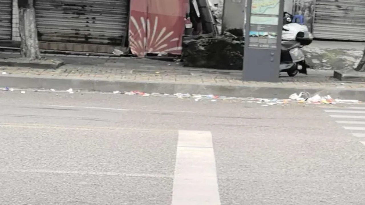 万盛801正大街卫生遭不住了!清早八晨像“垃圾长廊” 万盛801正大街卫生遭不住了!清早八晨像“垃圾长廊”